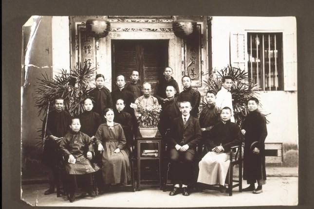 图3：1893年巴色差会在梅县建立德济医院，图为传教士和该院员工