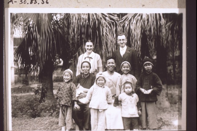 图3：传教士与当地一家客家人合影